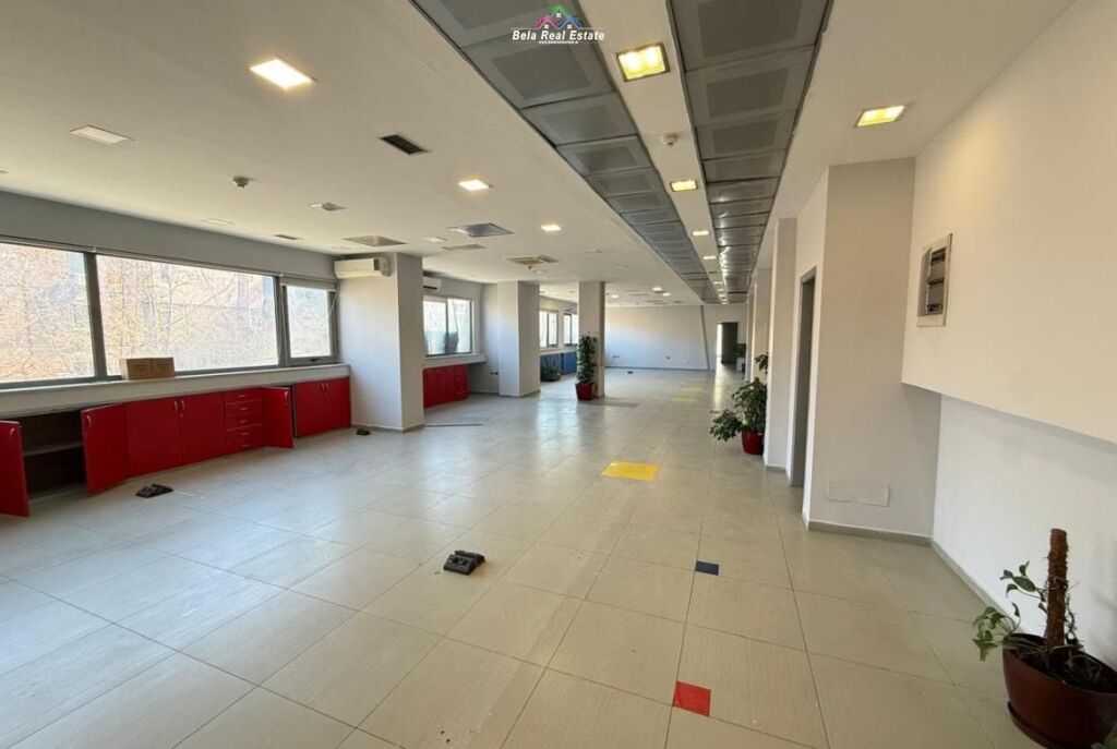 Ufficio in affitto in Via Kavaja (ID BZ2800) Tirana