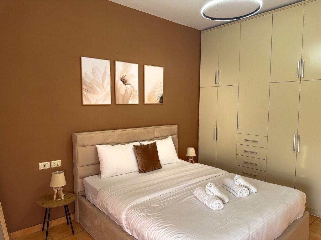 Apartament 1+1 per qira tek rruga e Barrikadave!