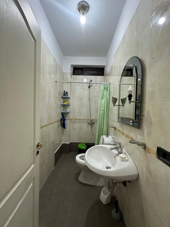 Via Mine Peza, vicino alla Procura di Tirana, si affitta appartamento, 3+1+2, arredato. 70.000 Lek  