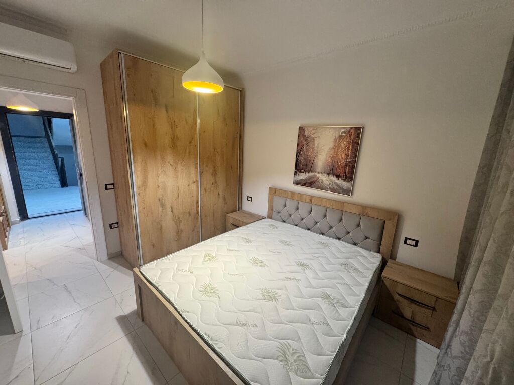 Japim me qera apartament 1+1 prane Bulevardit te Ri