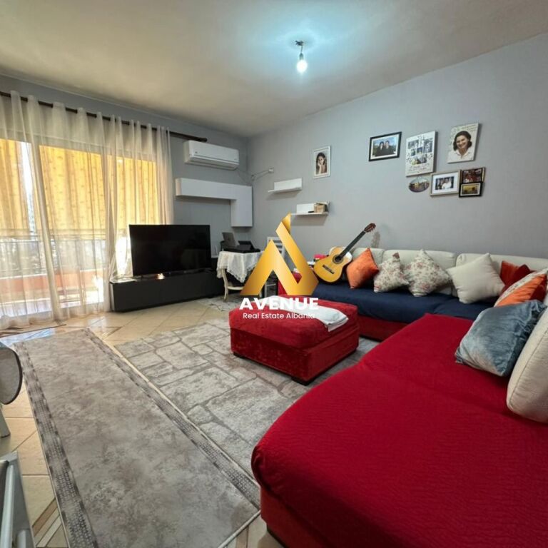 Appartamento 2+1+2 arredato in vendita a Yzberisht, Tirana