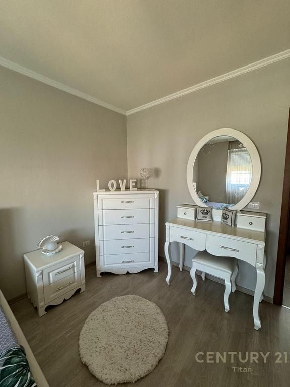 Shitet Apartament 2+1+2 tek Oxhaku