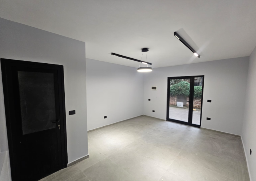 🏢 Commercial Space for Rent – near Kavaja Street  