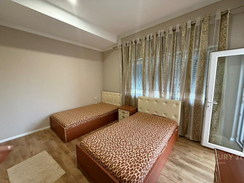 JEPET ME QERA SUPER VILE ME KOPSHT DHE PARKIM PER 2 MAKINA