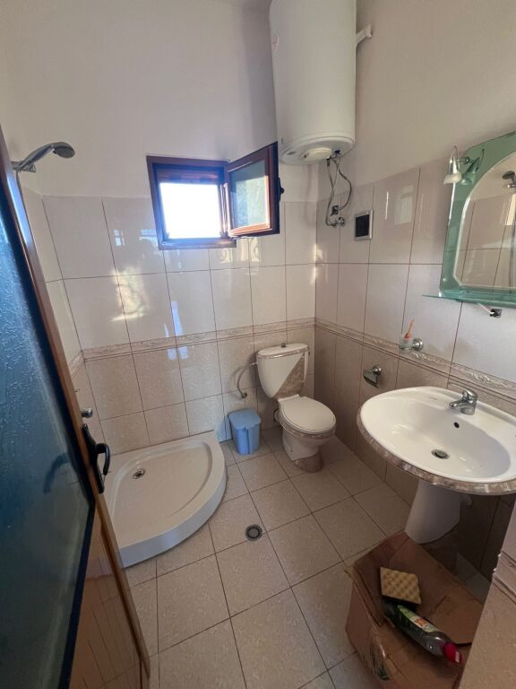 Shitet Stepi 150tm me bache 8 dulume