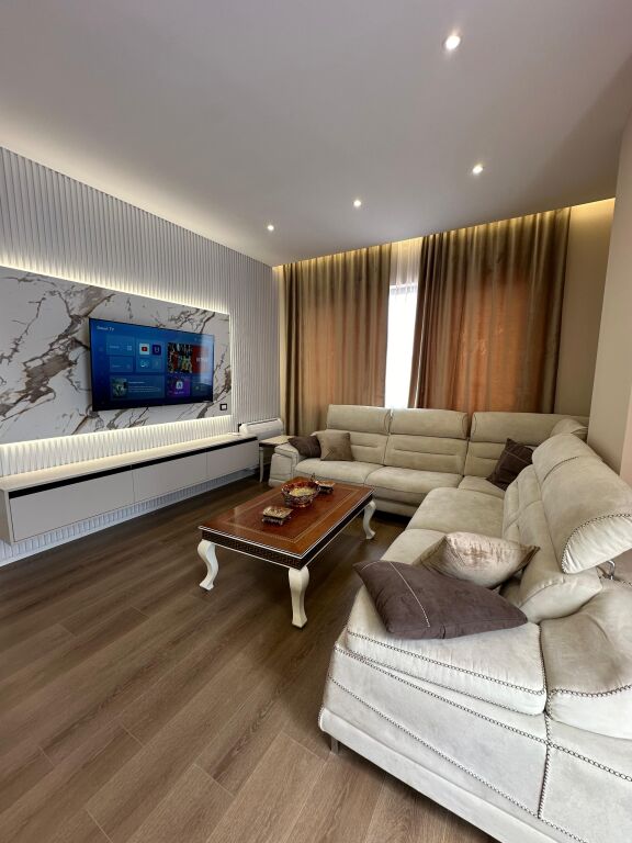 Super appartamento 2+1+2 in affitto al Crocevia Vasil Shanto/1000 euro