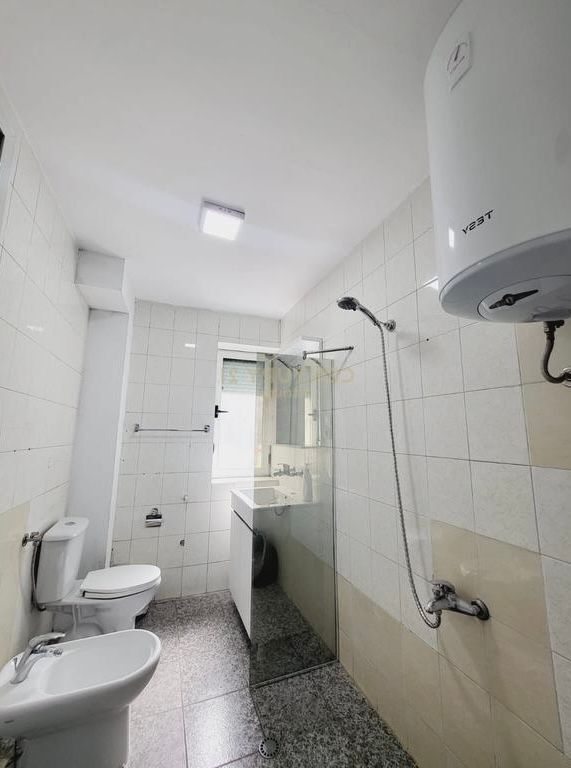 Shkolla e kuqe-Apartament 1+1 me qera