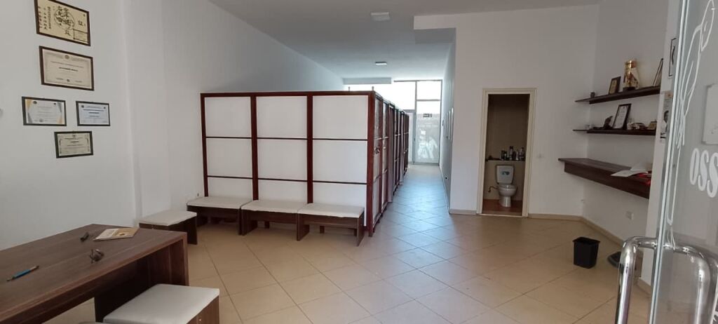 VENDIAMO NEGOZIO VICINO AL RISTORANTE FRESKU 🏬 📐 165 m² spazio interno + 150 m² veranda 📍 Piano 0 | Costruito nel 2014