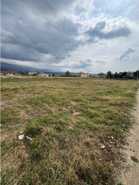 Shitet Tokë në Pogradec, Vetëm 30 m nga Liqeni 60,000 €