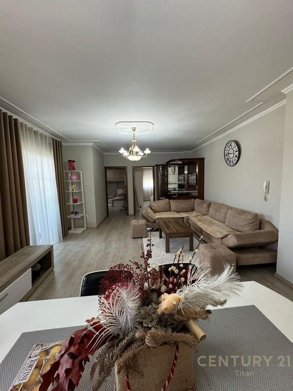 Shitet Apartament 2+1+2 tek Oxhaku