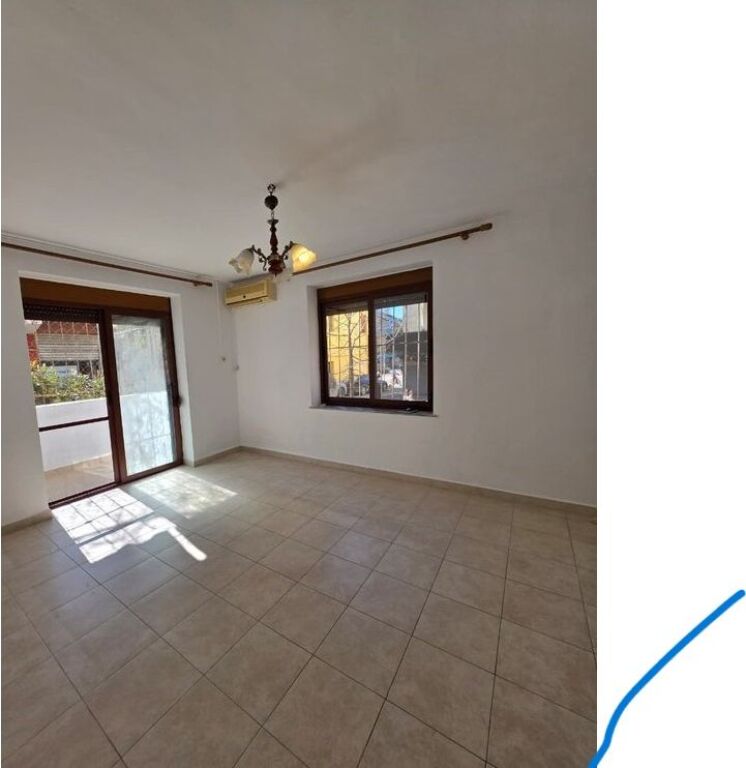 Qera, Ambient per Zyra, Rruga Muhamet Gjollesha, 21 Dhjetori