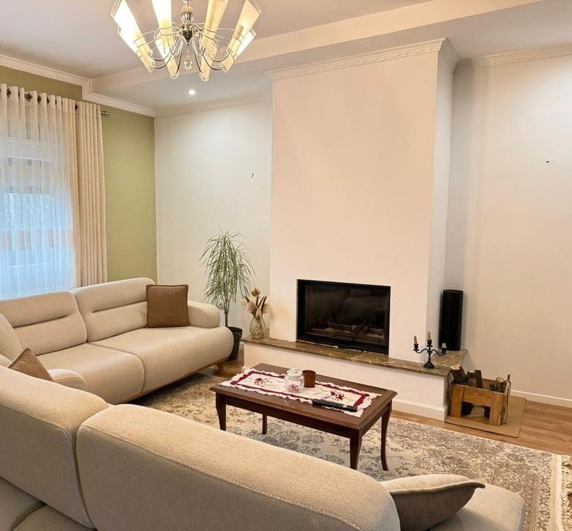 Super Villa in Affitto – Con Giardino Verde e Parcheggio per 2 Auto