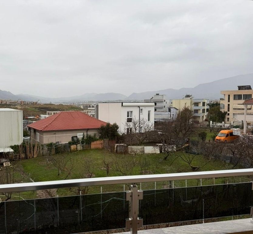 Super Villa in Affitto – Con Giardino Verde e Parcheggio per 2 Auto