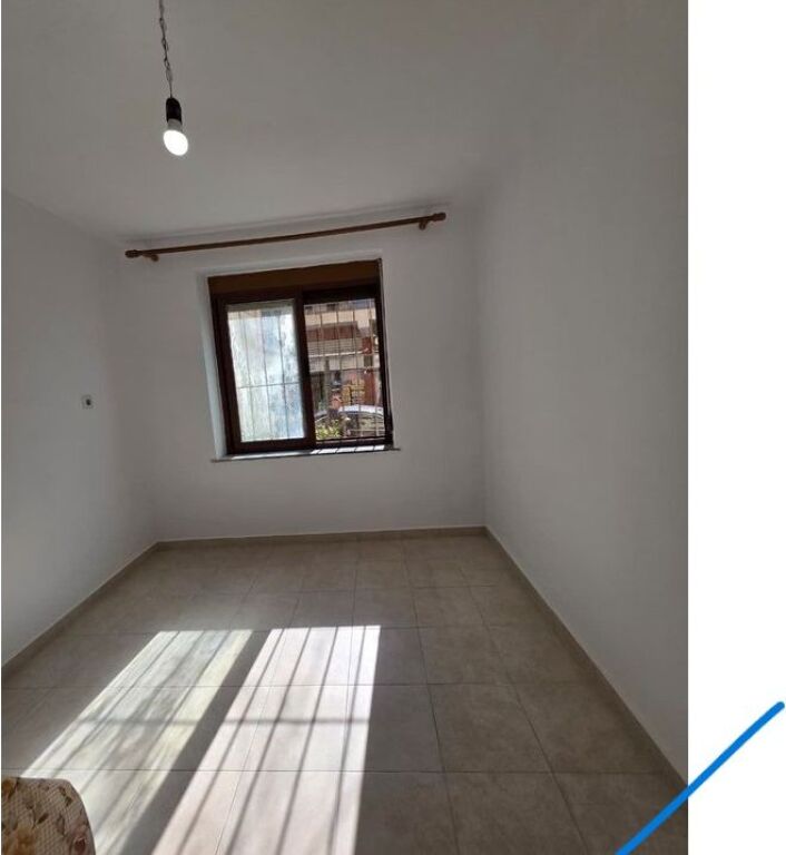 Qera, Ambient per Zyra, Rruga Muhamet Gjollesha, 21 Dhjetori