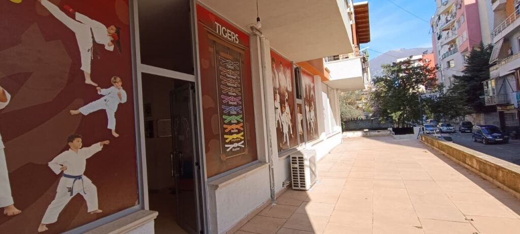 VENDIAMO NEGOZIO VICINO AL RISTORANTE FRESKU 🏬 📐 165 m² spazio interno + 150 m² veranda 📍 Piano 0 | Costruito nel 2014