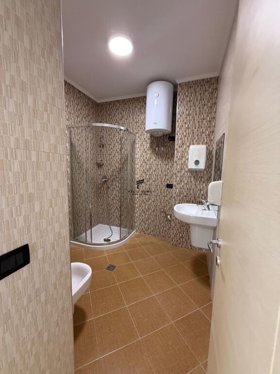 ZYRE ME QERA 180 M2 DELIORGJI 250.000 LEKE