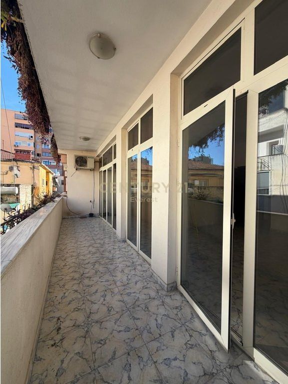 ISH BLLOKU, OFFICE FOR RENT (4+2 TOILETS + 2 BALCONIES) 1,500 € /Month