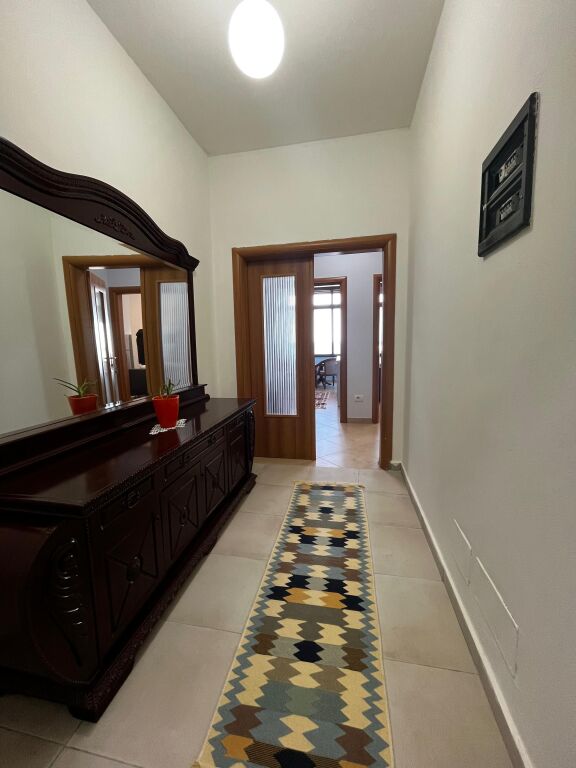 APARTAMENT 1+1 ME PAMJE PANORAMIKE NGA DETI – ME QIRA