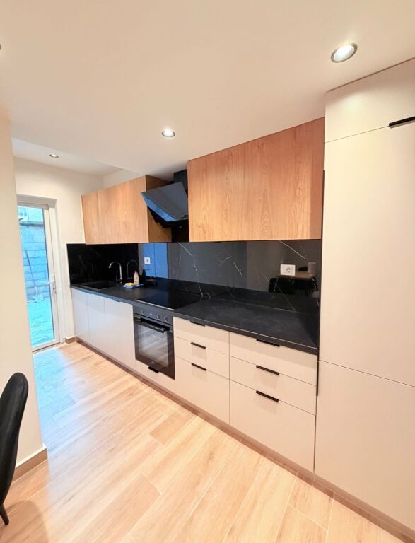 JEPET ME QERA GARSONIERE PRANVERA, DURRES