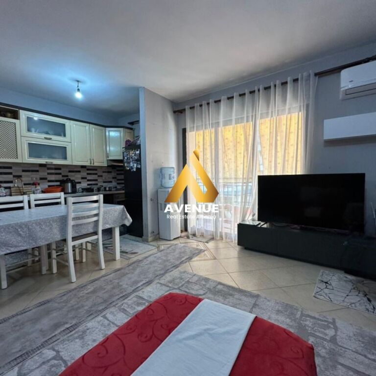 Appartamento 2+1+2 arredato in vendita a Yzberisht, Tirana