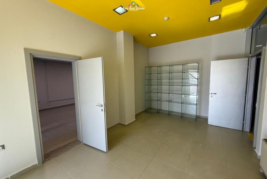 Ufficio in affitto in Via Kavaja (ID BZ2800) Tirana