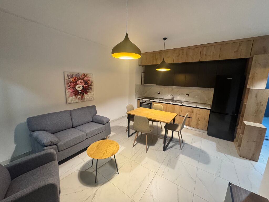Japim me qera apartament 1+1 prane Bulevardit te Ri