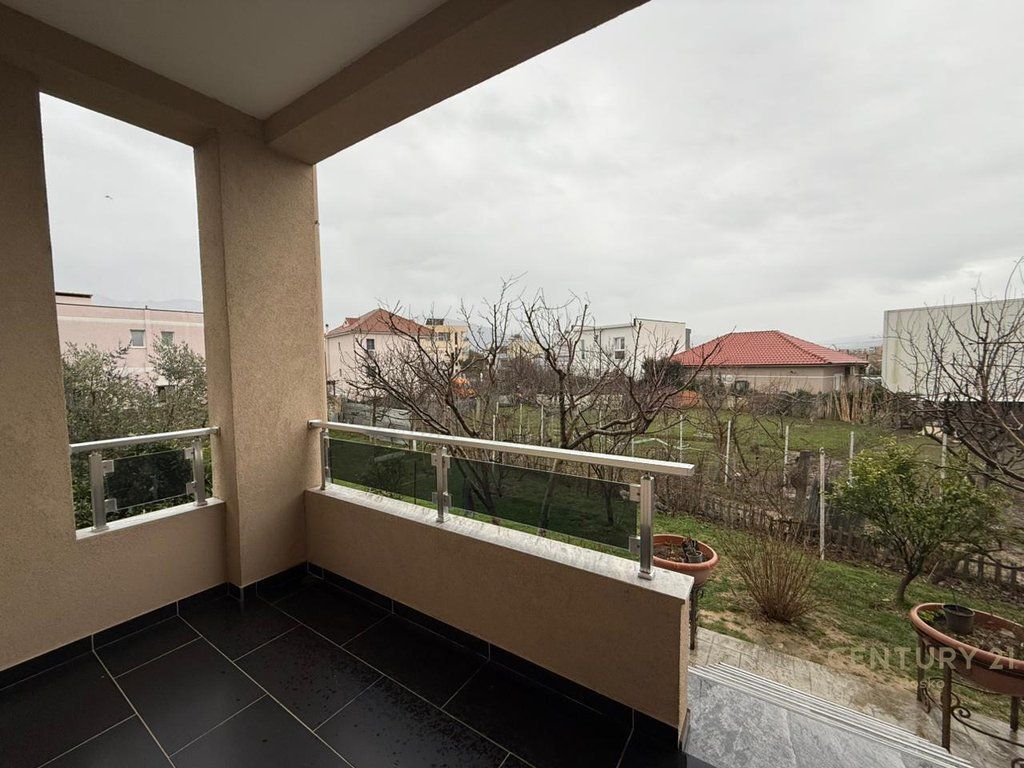 JEPET ME QERA SUPER VILE ME KOPSHT DHE PARKIM PER 2 MAKINA