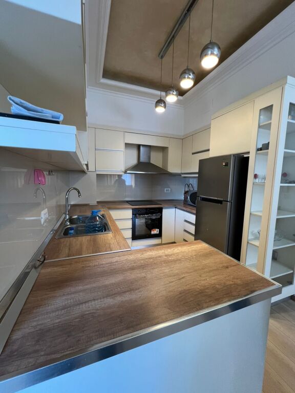 Affittasi appartamento 1+1 – Via Frosina Plaku, Complesso Contatto 📍