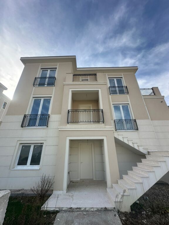 Villa su 3 Piani in Vendita – Collina Verde, vicino a TEG