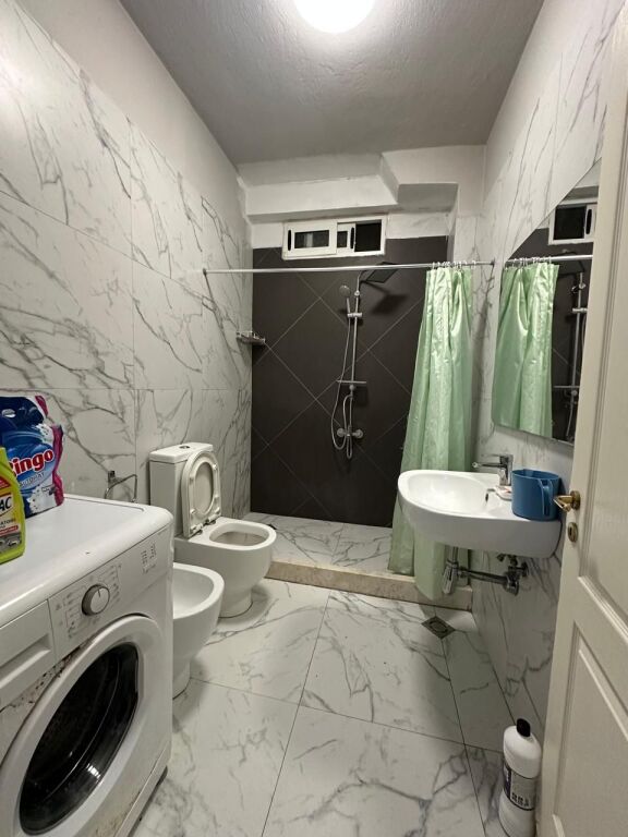 Via Mine Peza, vicino alla Procura di Tirana, si affitta appartamento, 3+1+2, arredato. 70.000 Lek  