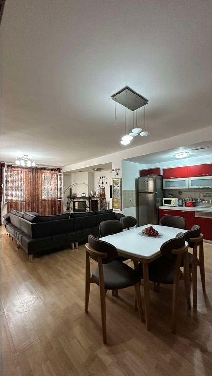 Godinë 4-katëshe për shitje për banim ose biznes!