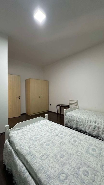 Godinë 4-katëshe për shitje për banim ose biznes!