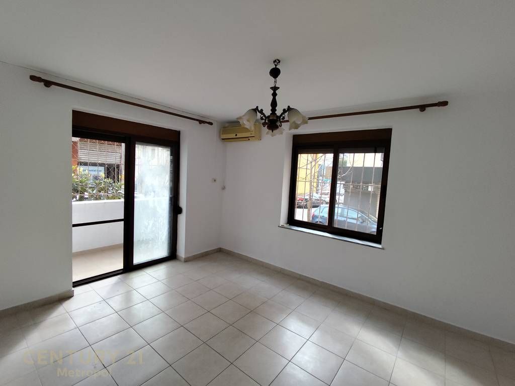 AMBJENT PER QIRA 950 € /Muaj