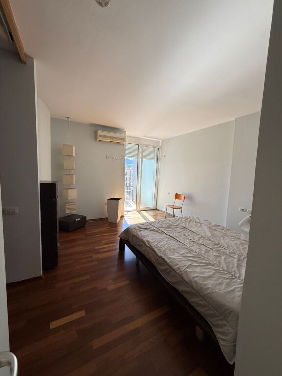 Jepet me qera apartament rr Kavajes