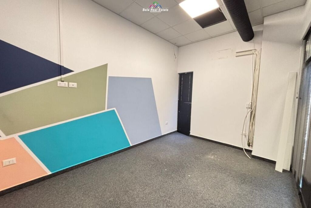 Zyre Me Qera Tek Farmacia 10 (ID BZ2129) Tirane