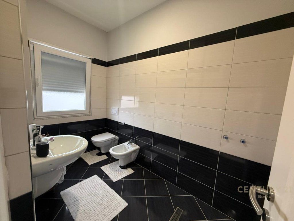 JEPET ME QERA SUPER VILE ME KOPSHT DHE PARKIM PER 2 MAKINA