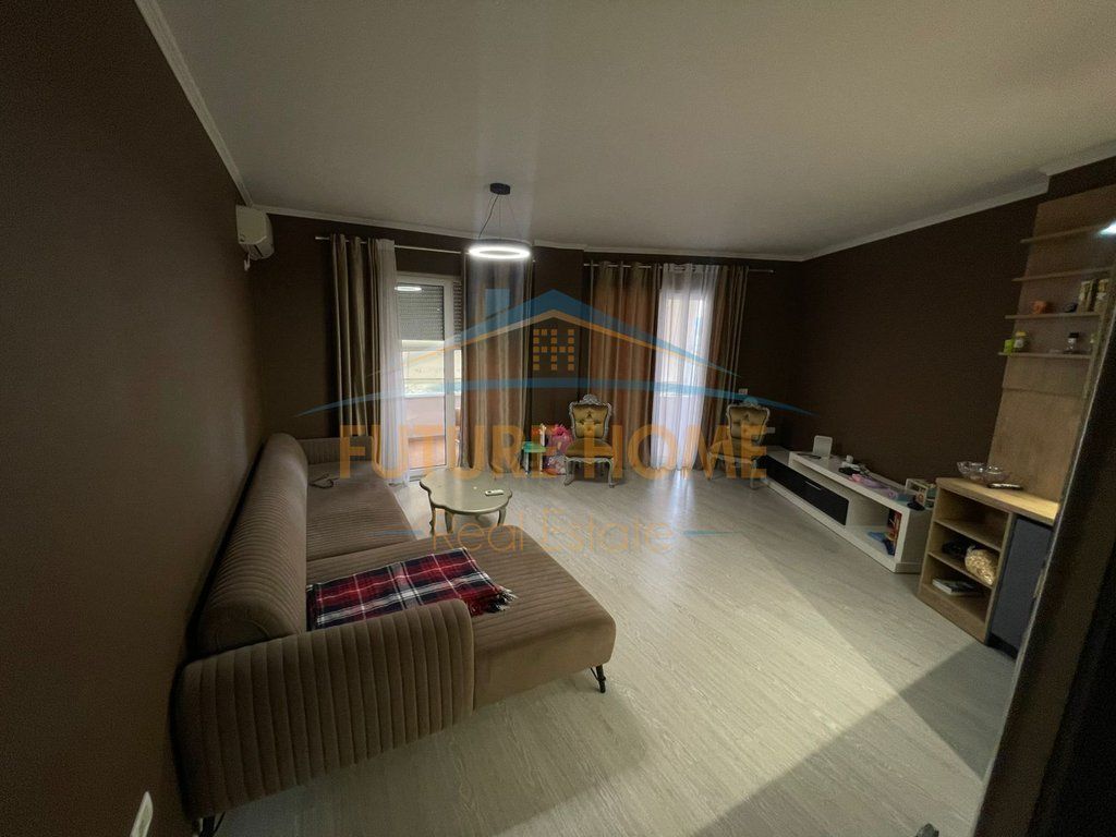Qira, Apartament 2+1+2, Kopshti Botanik 650 €