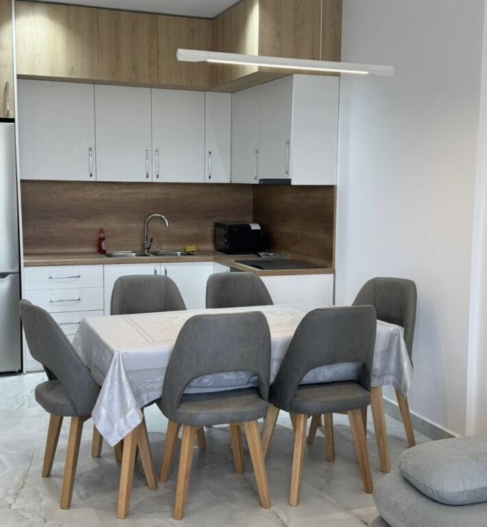 Jepet 1+1 me qera tek liqeni i thate