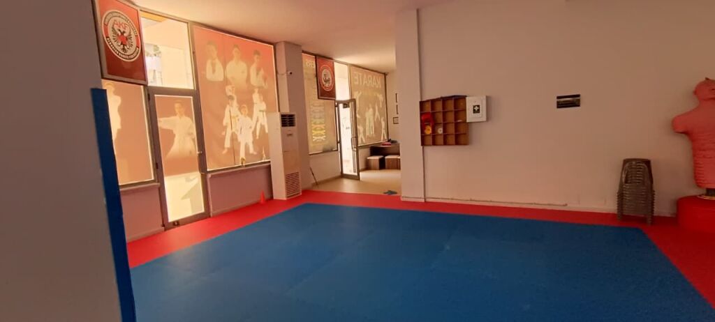 VENDIAMO NEGOZIO VICINO AL RISTORANTE FRESKU 🏬 📐 165 m² spazio interno + 150 m² veranda 📍 Piano 0 | Costruito nel 2014