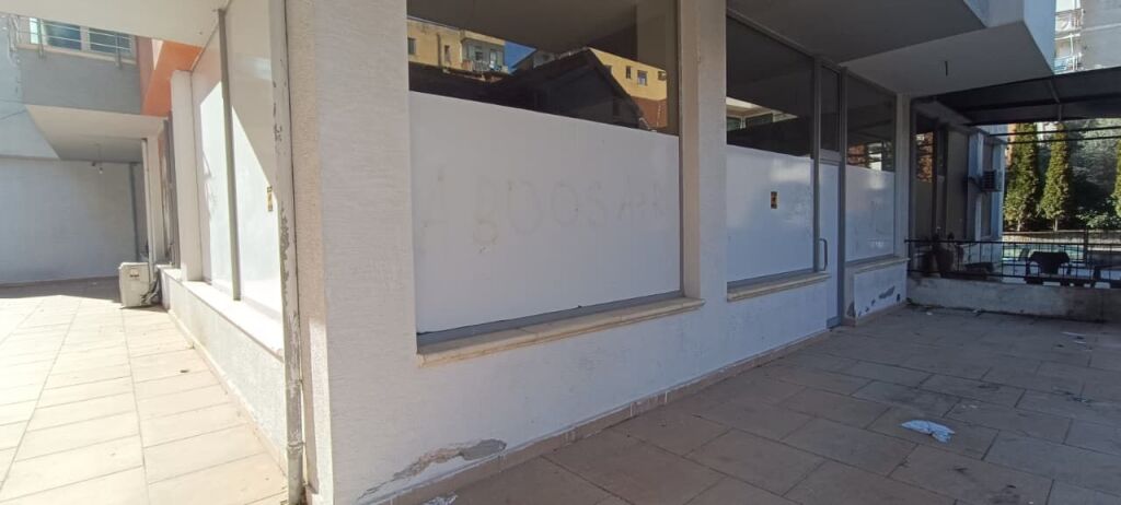 VENDIAMO NEGOZIO VICINO AL RISTORANTE FRESKU 🏬 📐 165 m² spazio interno + 150 m² veranda 📍 Piano 0 | Costruito nel 2014