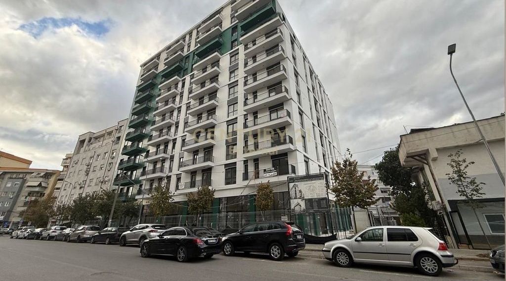 Luxury 1+1 apartment for rent at Komuna e Parisit