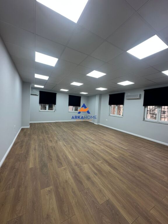 JEPET ME QERA AMBIENT ZYRE 68M2 "NE QENDER TE TIRANES" 1100 EURO