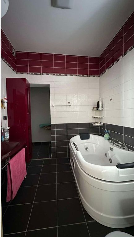 Godinë 4-katëshe për shitje për banim ose biznes!