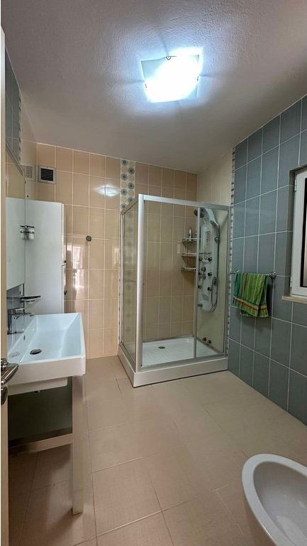 Godinë 4-katëshe për shitje për banim ose biznes!