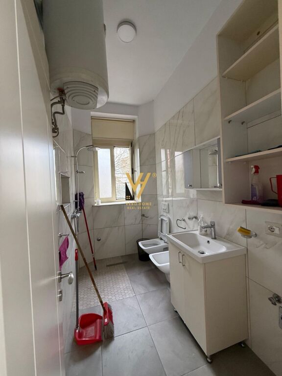 JEPET ZYRE 75 M2 ME QERA TE BULV. ZOGU I PARE 100.000 LEKE