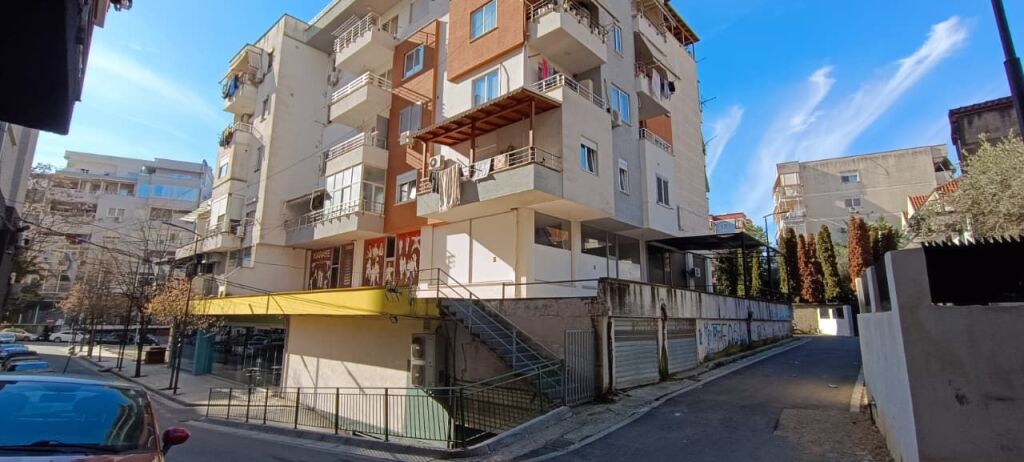 VENDIAMO NEGOZIO VICINO AL RISTORANTE FRESKU 🏬 📐 165 m² spazio interno + 150 m² veranda 📍 Piano 0 | Costruito nel 2014