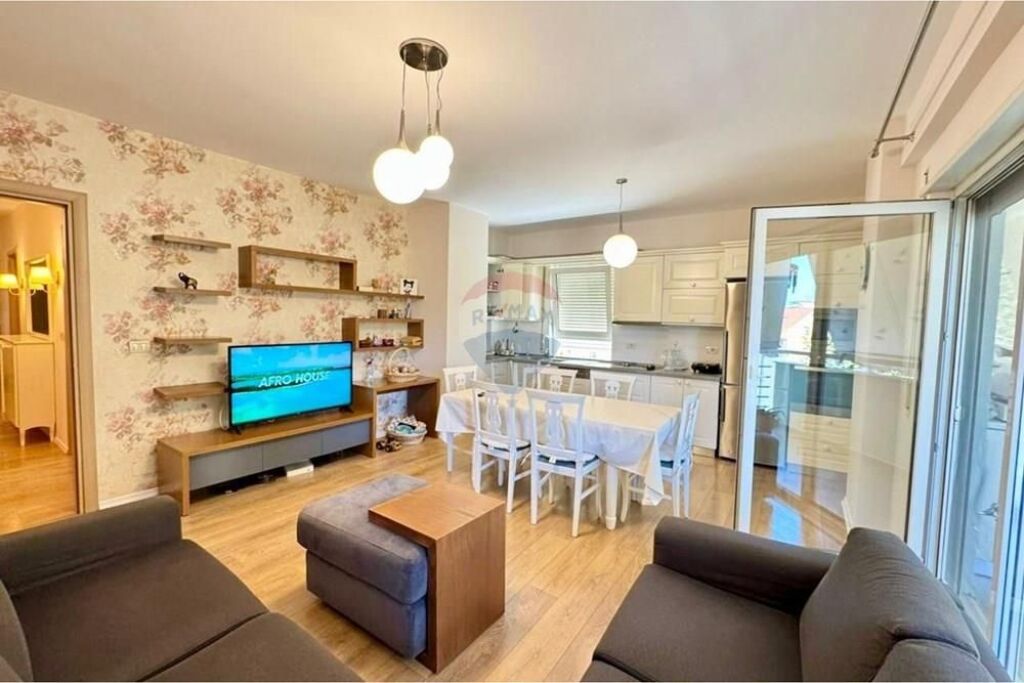 Apartament 2+1 per shitje bashke me post parkimi te perfshire ne cmim tek fusha e Ali Demit