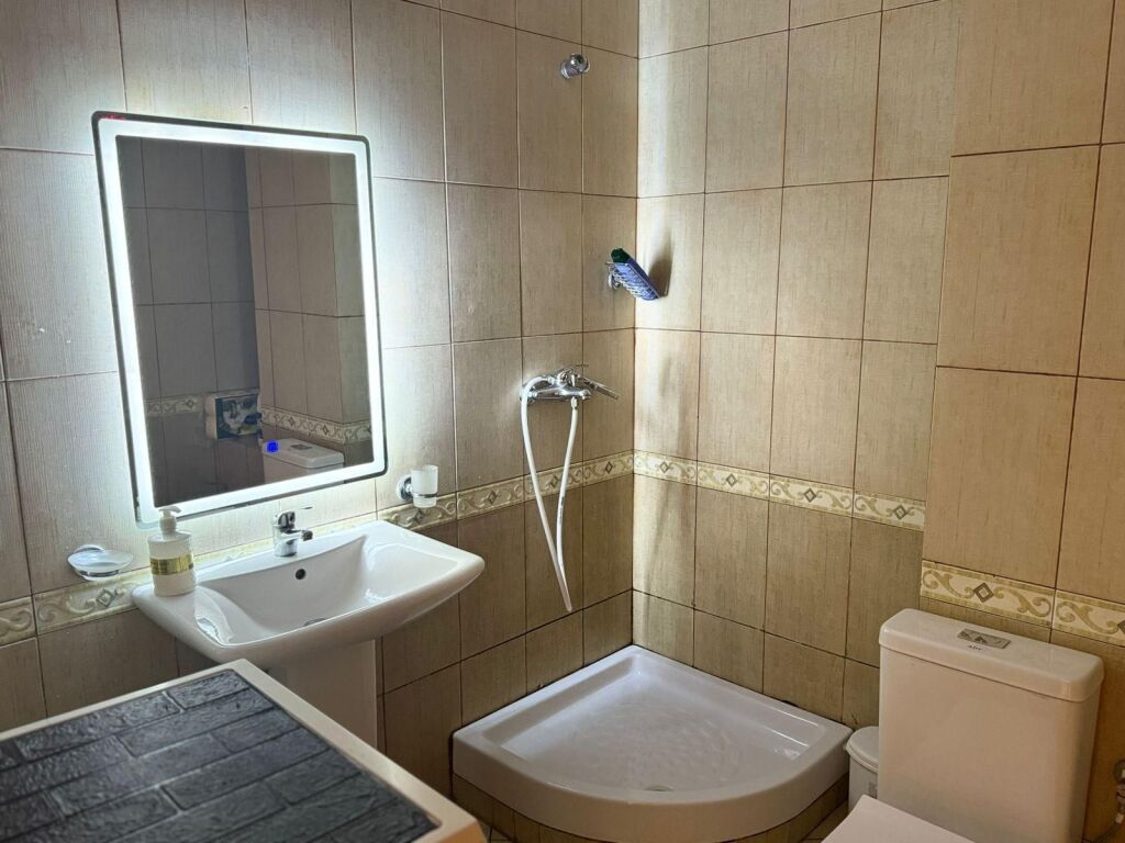 Apartament 1+1 per qira tek rruga e Barrikadave!
