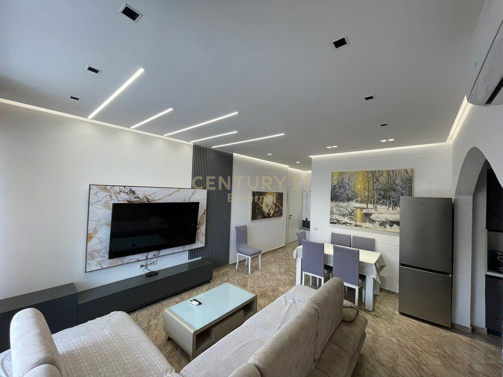 VENDESI APPARTAMENTO 1+1 A SARANDA