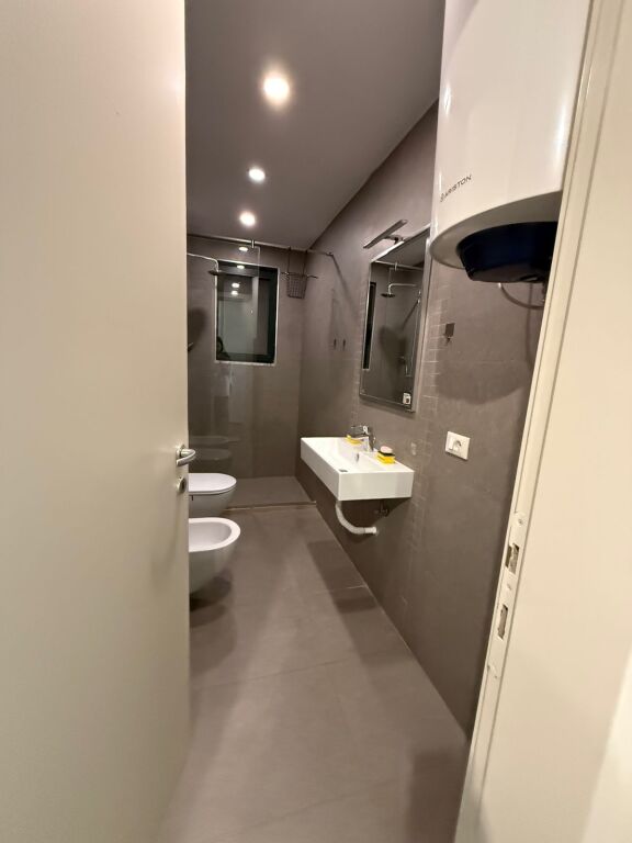 Jepet me qera apartament rr Kavajes